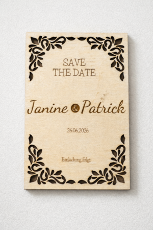 Save-the-Date Hochzeitseinladung aus Holz mit Namensgravur, Datum und floralen Ausschnitten