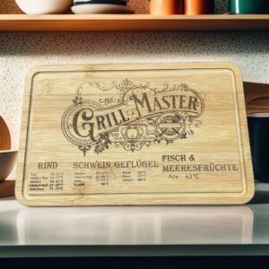 Holz Schneidebrett mit Saftrille und Grill Master Motiv in moderner Küche, graviertes Grillbrett mit Fleisch- und Fisch-Garstufen