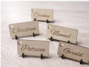 Tischkärtchen Hochzeit aus Holz mit Gravur – personalisierte Namenskärtchen für Hochzeitsfeier