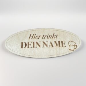 Personalisiertes Holzschild Hier trinkt oval mit Wunschname