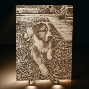 Personalisiertes Fotogravur Bild mit Standfuß 15x20 cm – Eigenes Foto auf Holz graviert – Individuelles Geschenk